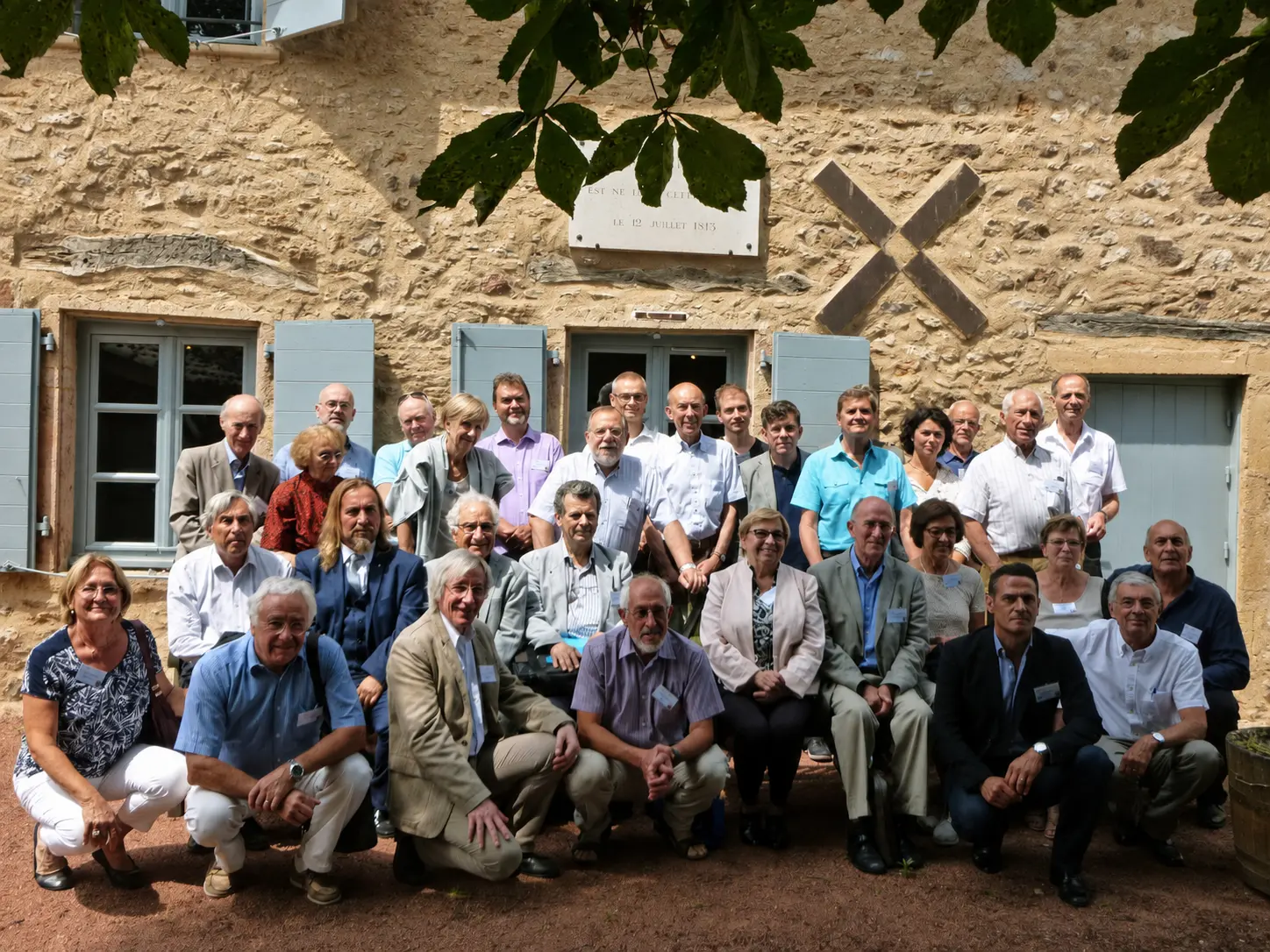 Participants à une Journée Claude Bernard avec Thierry Rayer et la Société de Biologie devant le Musée Claude Bernard à Saint-Julien-en-Beaujolais