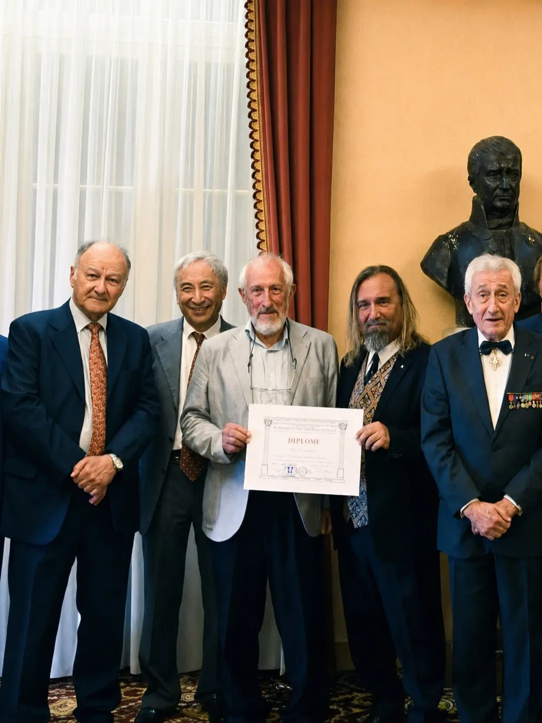 Remise d'un diplôme à la Société de Biologie lors d'une cérémonie à l'Académie nationale de médecine