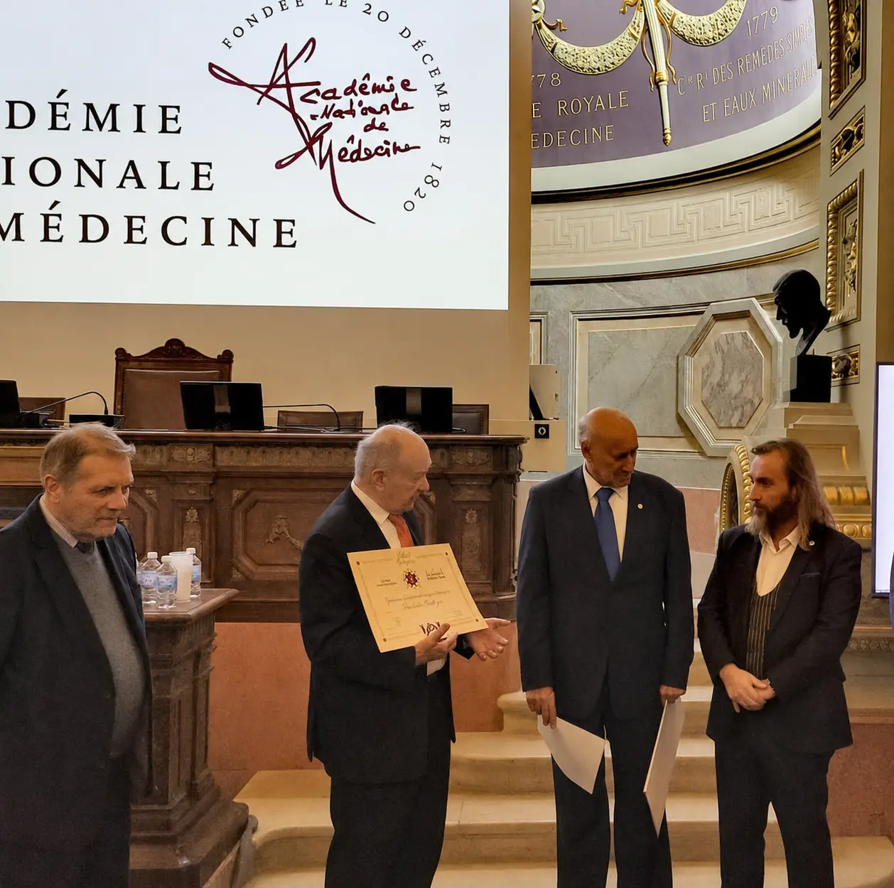 Remise du diplôme de l'Étoile civique à la Société de Biologie à l'Académie nationale de médecine