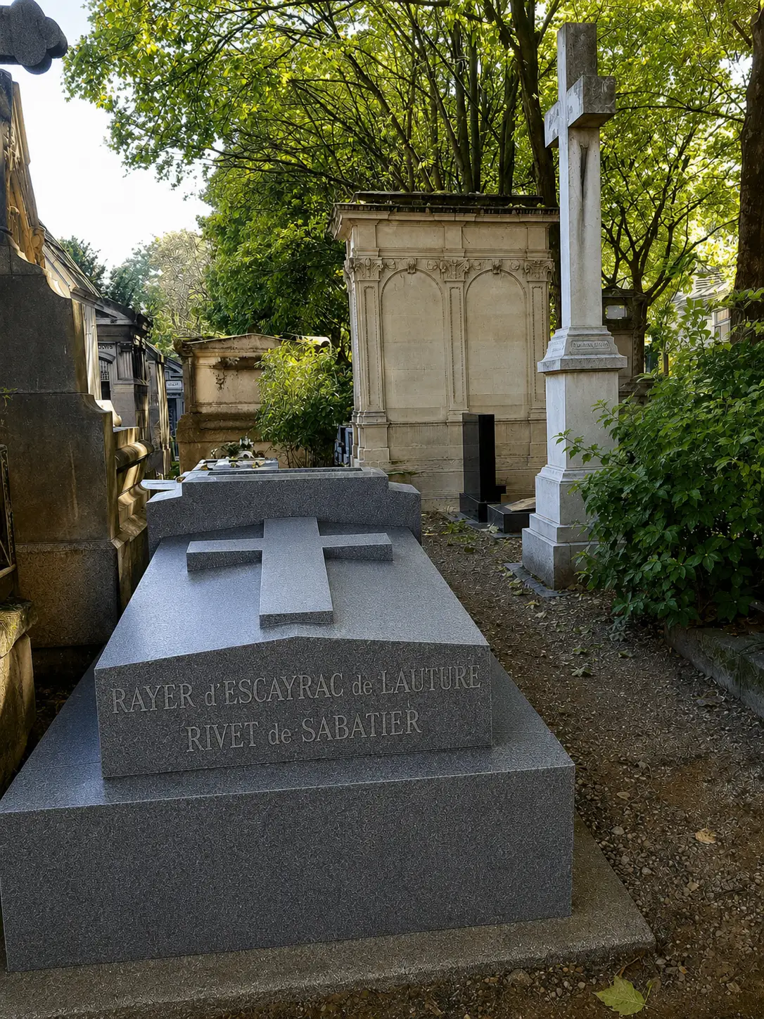 Tombe portant l’inscription Rayer d’Escayrac de Lauture – Rivet de Sabatier dans un cimetière parisien
